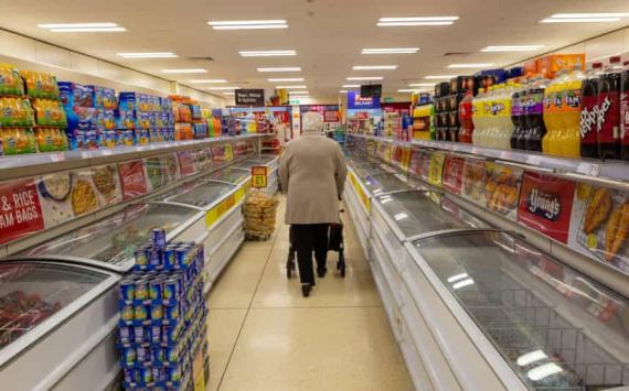 Retailers call for early easing of self-isolation rules in England